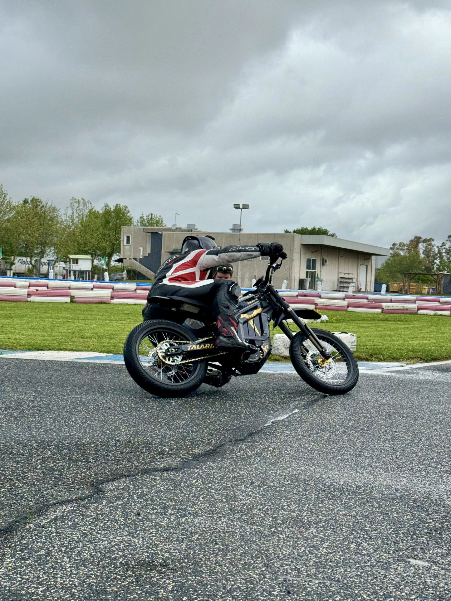 Corso di Guida Sportiva in Pista con Moto Elettrica Talaria – Black Riders Academy (Roma)