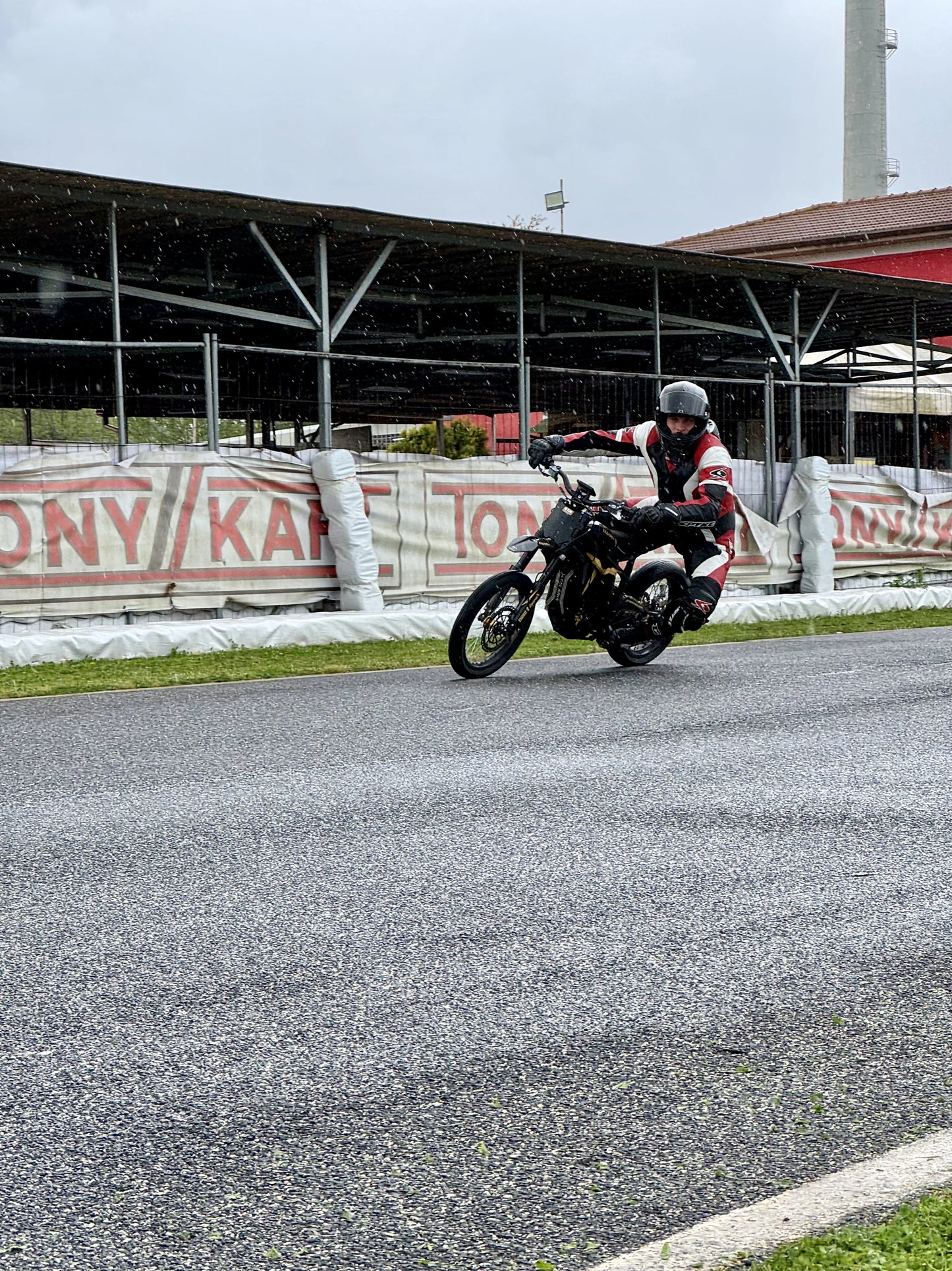 Corso di Guida Sportiva in Pista con Moto Elettrica Talaria – Black Riders Academy (Roma)